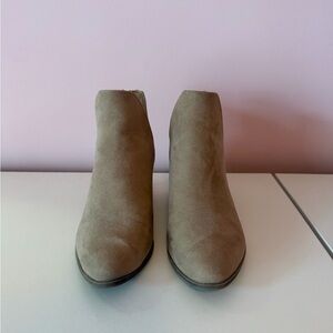 SO Women's Taupe Ankle Booties - Size 7